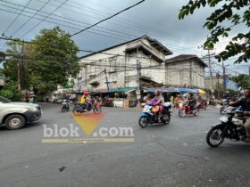 Perempatan Cukam di kawasan timur Pasar Kebalen, Kota Malang, yang disebut berasal dari nama saudagar kaya keturunan Tionghoa bernama The Tju Kam pada era 1800-an. (blok-a.com/ Berril Labiq)