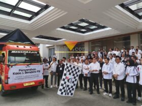 Wakil Ketua DPP PSI Jawa Timur, Andy Budiman ditemani oleh Ketua DPW PSI Jawa Timur, Bagus Panuntun dan Wakil Wali Kota Malang, Ali Muthohirin saat memberangkatkan kaos dan bendera PSI (blok-a.com / Yogga Ardiawan)