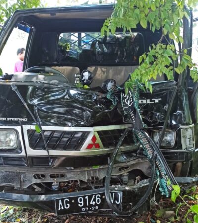 Teks: Kondisi motor korban usai adu banteng dengan mobil pikap L300.(blok-a.com/Syahrul Wijaya)