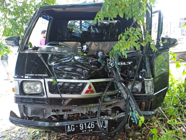 Teks: Kondisi motor korban usai adu banteng dengan mobil pikap L300.(blok-a.com/Syahrul Wijaya)