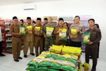 Teks: Bupati Jombang bersama Forkopimda saat launching operasional KDKMP serentak di desa Mojongapit.(blok-a.com/Syahrul Wijaya)