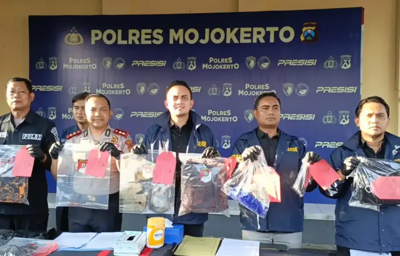 Kapolres Mojokerto AKBP Andi Yudha Pranata bersama jajaran Reskrim dan Humas menunjukkan barang bukti saat konferensi pers (foto: Blok-a.com/Syahrul Wijaya)