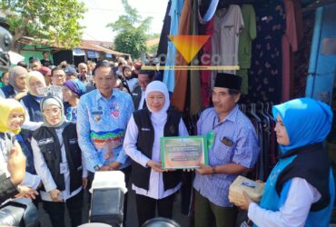 Gubernur Jawa Timur, Khofifah Indar Parawansa bersama Wali Kota Malang, Wahyu Hidayat saat memberikan bantuan untuk pedagang di Pasar Bentoel (blok-a.com / Yogga Ardiawan)
