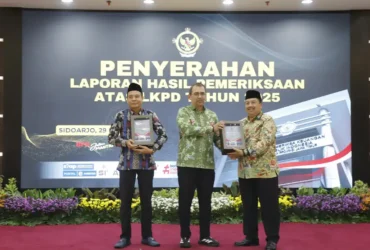 upati Jombang Warsubi saat menerima piagam penghargaan dari BPK RI (foto: Dokumen Pemkab Jombang)