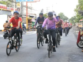 Bupati Jember Muhammad Fawait saat gowes bersama jajaran Pemkab Jember menuju lokasi OSMA di komplek JSG, Rabu sore (13/5/2026) (foto: ist)