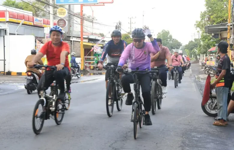 Bupati Jember Muhammad Fawait saat gowes bersama jajaran Pemkab Jember menuju lokasi OSMA di komplek JSG, Rabu sore (13/5/2026) (foto: ist)