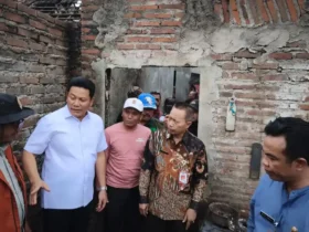Bupati Sidoarjo, Subandi, mendatangi rumah tinggal Suliyadi, korban kebakaran warga desa Grinting, Kecamatan Tulangan, Jumat (22/5/2026) (foto: ist)