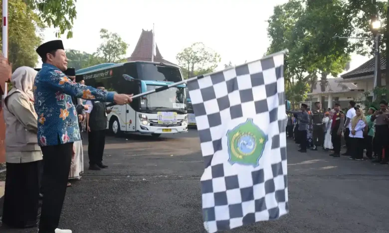 Bupati Sidoarjo, Subandi bersama Ketua DPRD Sidoarjo Abdilah Nasih, Giliran lepas tiga kloter jemaah haji asal Sidoarjo di Pendopo Delta Wibawa Sidoarjo, Rabu (6/5/2026).