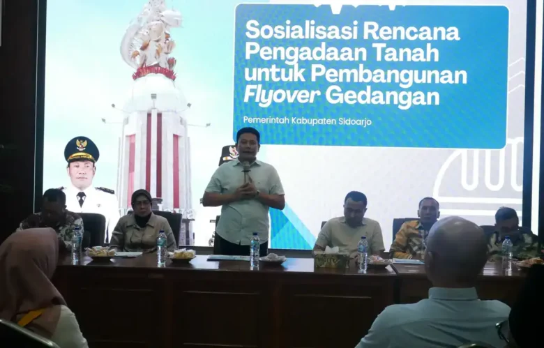 Bupati Sidoarjo saat melakukan sosialisasi mengenai pembebasan lahan flyover Gedangan (foto: ist)
