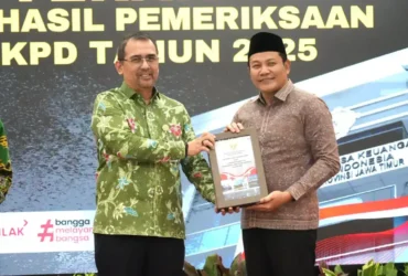 Bupati Sidoarjo, Subandi saat menerima penghargaan Opini Wajar Tanpa Pengecualian (WTP) dari Kepala Perwakilan BPK Provinsi Jawa Timur, Yuan Candra Djaisin (foto: ist)