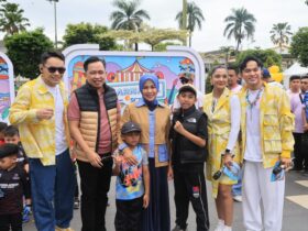 Bupati Jember Muhammad Fawait bersama keluarga saat berpose bersama sejumlah artis Karnaval SCTV 2026 di Alun-alun Jember. Acara yang ditayangkan juga di stasiun SCTV ini menyedot ribuan warga.