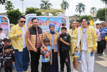 Bupati Jember Muhammad Fawait bersama keluarga saat berpose bersama sejumlah artis Karnaval SCTV 2026 di Alun-alun Jember. Acara yang ditayangkan juga di stasiun SCTV ini menyedot ribuan warga.