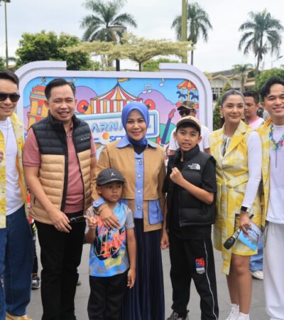 Bupati Jember Muhammad Fawait bersama keluarga saat berpose bersama sejumlah artis Karnaval SCTV 2026 di Alun-alun Jember. Acara yang ditayangkan juga di stasiun SCTV ini menyedot ribuan warga.