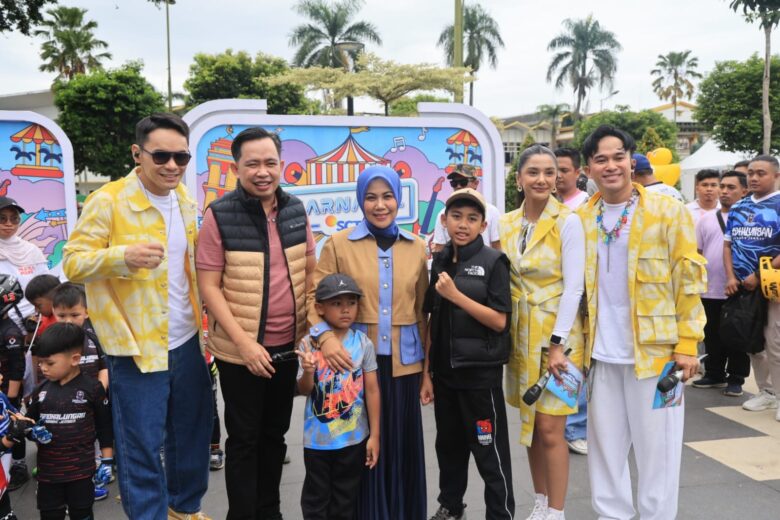 Bupati Jember Muhammad Fawait bersama keluarga saat berpose bersama sejumlah artis Karnaval SCTV 2026 di Alun-alun Jember. Acara yang ditayangkan juga di stasiun SCTV ini menyedot ribuan warga.