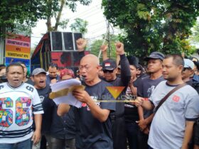 Koordinator aksi damai, Hadi Wiyono alias Pak Dur, saat melakukan orasi terkait dengan penutupan akses Bendungan Lahor (blok-a.com / Yogga Ardiawan)