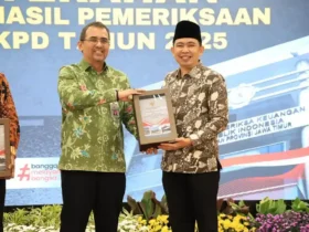 Bupati Jember, Gus Fawait saat menerima penghargaan Opini Wajar Tanpa Pengecualian (WTP) dari Kepala Perwakilan BPK Provinsi Jawa Timur, Yuan Candra Djaisin. (foto: ist)