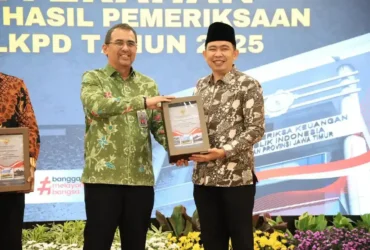 Bupati Jember, Gus Fawait saat menerima penghargaan Opini Wajar Tanpa Pengecualian (WTP) dari Kepala Perwakilan BPK Provinsi Jawa Timur, Yuan Candra Djaisin. (foto: ist)