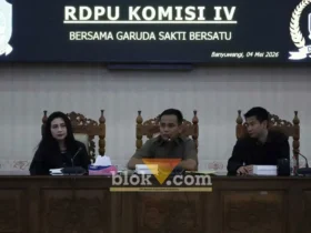 Ketua Komisi IV DPRD Banyuwangi, Patemo (tengah) saat pimpin RDPU lahan bekas tambang galian C, Desa Karangbendo Kecamatan Rogojampi, Senin (4/5/2026) (foto: Blok-a.com/Kuryanto)