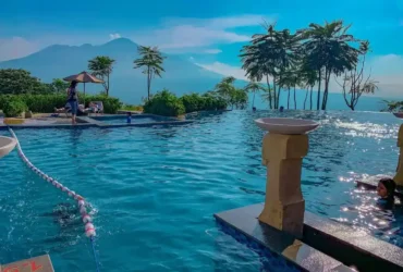 Infinity pool dengan view alam milik salah satu hotel di kawasan Kota Malang & Kota Wisata Batu (foto: Amarta Hills Hotel & Resort)