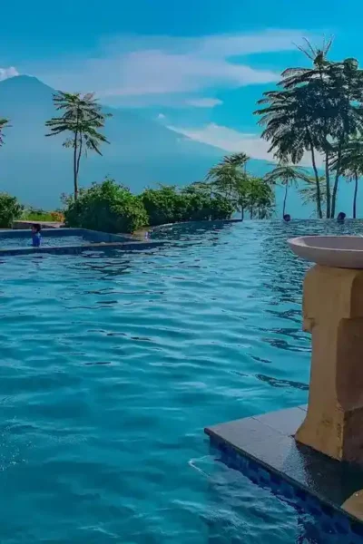 Infinity pool dengan view alam milik salah satu hotel di kawasan Kota Malang & Kota Wisata Batu (foto: Amarta Hills Hotel & Resort)