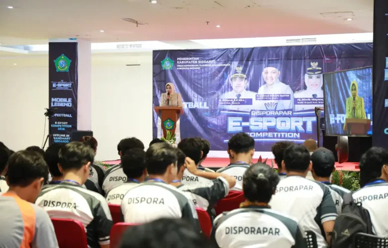 Wakil Bupati Sidoarjo, Mimik Idayana saat memberikan pesan kepada para atlet yang berlomba di ajang kompetisi e-sport gelaran Disporapar dan DPRD Kabupaten Sidoarjo (foto: istimewa)