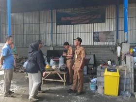 Kunjungan Kepala Desa Kencong, Kecamatan Kencong, Kabupaten Jember ke area pengolahan sampah plastik menjadi solar yang digagas warganya (foto: ist)