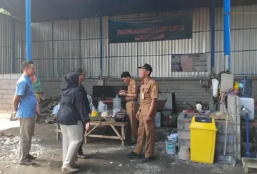 Kunjungan Kepala Desa Kencong, Kecamatan Kencong, Kabupaten Jember ke area pengolahan sampah plastik menjadi solar yang digagas warganya (foto: ist)