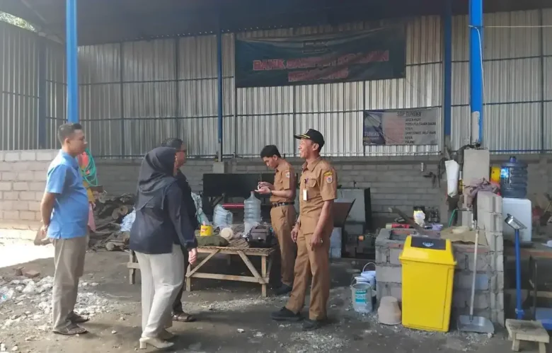 Kunjungan Kepala Desa Kencong, Kecamatan Kencong, Kabupaten Jember ke area pengolahan sampah plastik menjadi solar yang digagas warganya (foto: ist)