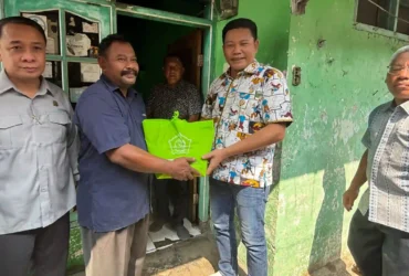 Bupati Sidoarjo, Subandi menyalurkan bantuan sosial kepada salah satu penerima (foto: ist)