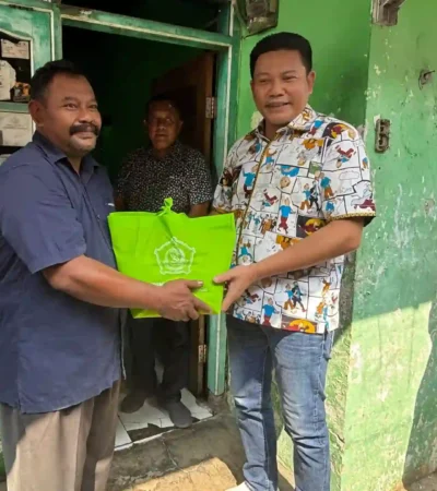 Bupati Sidoarjo, Subandi menyalurkan bantuan sosial kepada salah satu penerima (foto: ist)