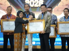 Bupati Sidoarjo, Subandi saat menerima Penghargaan Pengawasan Kearsipan 2025, di Gedung ANRI, Jakarta (foto: ist)