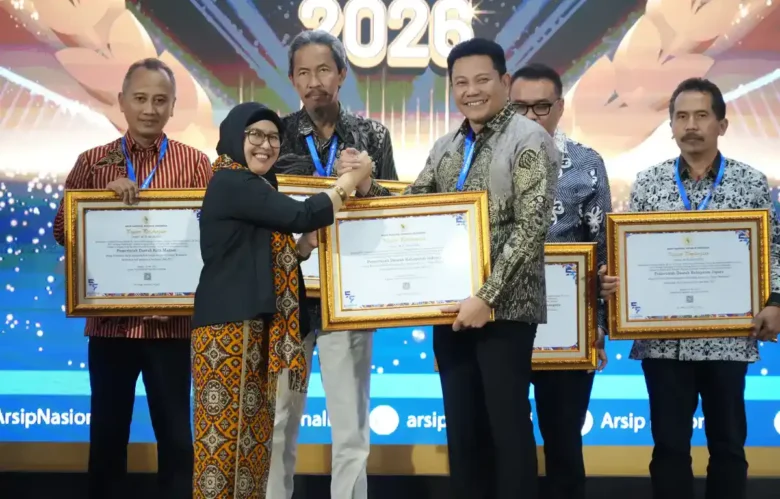 Bupati Sidoarjo, Subandi saat menerima Penghargaan Pengawasan Kearsipan 2025, di Gedung ANRI, Jakarta (foto: ist)