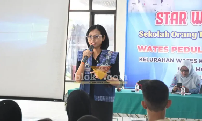 Ketua Persit Kartika Chandra Kirana (KCK) Cabang XXX Kodim 0815 Mojokerto, Ny. Anjani Abi Swanjoyo, sebagai narasumber utama (foto: Blok-a.com/Syahrul Wijaya)