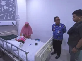 Salah satu siswa TK di Kaliwates, Jember yang menjadi korban keracunan menu MBG saat mendapatkan perawatan medis (foto: ist)
