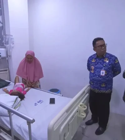 Salah satu siswa TK di Kaliwates, Jember yang menjadi korban keracunan menu MBG saat mendapatkan perawatan medis (foto: ist)