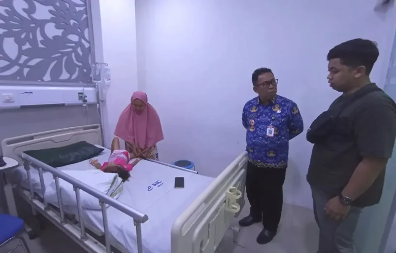 Salah satu siswa TK di Kaliwates, Jember yang menjadi korban keracunan menu MBG saat mendapatkan perawatan medis (foto: ist)