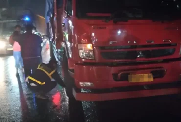Salah satu kendaraan, yakni truk Mitsubishi yang terlibat kecelakaan Jl. Raya Desa Kademangan, Kecamatan Mojoagung, Kabupaten Jombang (foto: Blok-a.com/Syahrul Wijaya)