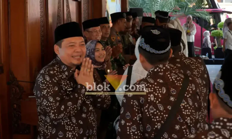 Wakil wali kota Mojokerto memberangkatkan calon jemaah haji Kota Mojokerto.(blok-a.com/Syahrul Wijaya)