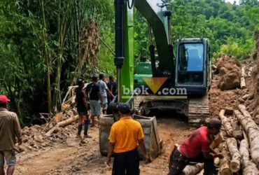 Aksi warga yang menolak aktivitas tambang galian C milik CV Persada Tunggal Abadi di Dukuh Jeruk, Desa Sayutan, Kecamatan Parang, Kabupaten Magetan (foto: Blok-a.com/Ananda)