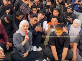 Ketua DPRD Kota Malang, Amithya saat menjawab tuntutan massa aksi