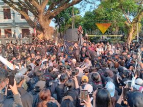 Ratusan mahasiswa yang tergabung dalam Aliansi Amarah Brawijaya bersama perwakilan sejumlah perguruan tinggi di Malang menggelar aksi demonstrasi di depan Gedung DPRD Kota Malang, Senin (15/6/2026). (blok-a.com / Yogga Ardiawan)