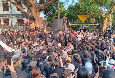 Ratusan mahasiswa yang tergabung dalam Aliansi Amarah Brawijaya bersama perwakilan sejumlah perguruan tinggi di Malang menggelar aksi demonstrasi di depan Gedung DPRD Kota Malang, Senin (15/6/2026). (blok-a.com / Yogga Ardiawan)