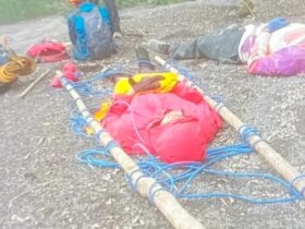 Proses evakuasi pendaki ilegal yang mengalami patah tulang di Semeru (Instagram: Cakyo_saversemeru)