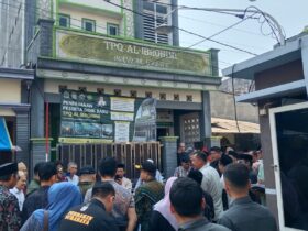 Teks foto : Majelis hakim Tipikor surabaya gelar pemeriksaan setempat Kasus Dana Hibah Ponpes Al Ibrohimi, Manyar, Gresik.(blok-a.com/ivan)