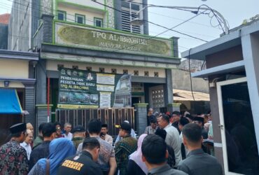 Teks foto : Majelis hakim Tipikor surabaya gelar pemeriksaan setempat Kasus Dana Hibah Ponpes Al Ibrohimi, Manyar, Gresik.(blok-a.com/ivan)
