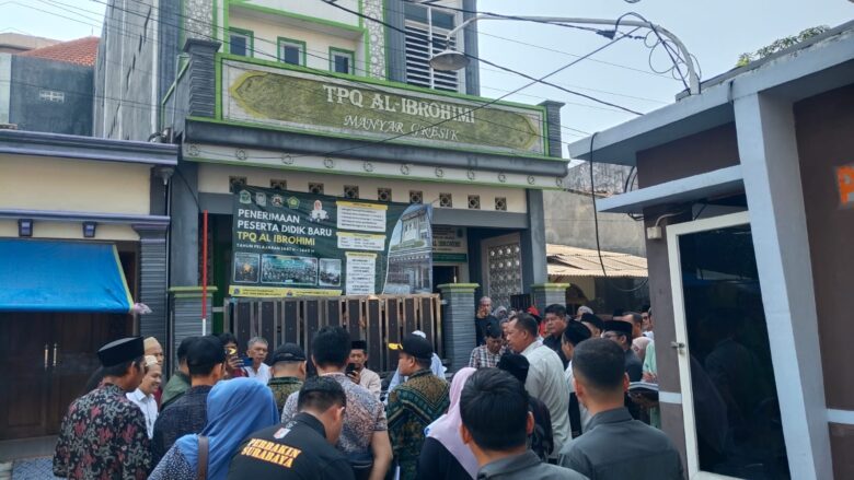 Teks foto : Majelis hakim Tipikor surabaya gelar pemeriksaan setempat Kasus Dana Hibah Ponpes Al Ibrohimi, Manyar, Gresik.(blok-a.com/ivan)