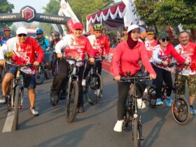 Teks: Wali kota, wakil wali kota Ketua DPRD kota Mojokerto saat mengikuti kegiatan Fun bike adventure.(blok-a.com/Syahrul Wijaya) Berita: Adv DPRD kota Mojokerto Judul: Reses Dikemas Fun Bike Adventure, DPRD Kota Mojokerto Ajak Warga Hidup Sehat Sekaligus Serap Aspirasi Mojokerto, blok-a.com – DPRD Kota Mojokerto mengemas kegiatan reses dengan konsep berbeda melalui Fun Bike Adventure dalam program One OPD One Event. Ribuan peserta dari berbagai daerah di Jawa Timur memadati halaman Kantor DPRD Kota Mojokerto di Jalan Raya Surodinawan, Kecamatan Prajuritkulon, Minggu (28/6/2026). Kegiatan yang menjadi bagian dari peringatan Hari Jadi ke-108 Kota Mojokerto itu mengambil dua rute, yakni rute pendek dan rute panjang, dengan titik akhir di Taman Bahari Majapahit (TBM), Kelurahan Rejoto, Kecamatan Prajuritkulon. Hadir dalam kegiatan tersebut Wali Kota Mojokerto Ika Puspitasari, Wakil Wali Kota Mojokerto, jajaran Forkopimda, Ketua DPRD Kota Mojokerto Ery Purwanti, Sekretaris DPRD Kota Mojokerto Ruby Hartoyo, serta ribuan peserta gowes dari berbagai kabupaten/kota di Jawa Timur. Wali Kota Mojokerto, Ika Puspitasari, mengatakan kegiatan Fun Bike Adventure menjadi bagian dari kampanye membudayakan pola hidup sehat di tengah masyarakat. Menurutnya, bersepeda bukan hanya olahraga, tetapi juga bentuk kepedulian terhadap lingkungan melalui pengurangan penggunaan bahan bakar minyak (BBM). "Saya bersyukur seluruh peserta bisa hadir dalam Fun Bike Adventure memperingati Hari Jadi ke-108 Kota Mojokerto. Gowes merupakan salah satu pola hidup sehat yang harus terus kita gelorakan untuk seluruh warga Kota Mojokerto," ujarnya. Ika menjelaskan, Pemerintah Kota Mojokerto juga telah menerapkan program penggunaan sepeda setiap hari Jumat bagi aparatur sebagai upaya mengurangi konsumsi BBM sekaligus mengajak masyarakat membiasakan hidup sehat. "Setiap hari Jumat kami menerapkan program berangkat kerja menggunakan sepeda. Ini merupakan kampanye agar masyarakat tetap sehat dalam beraktivitas sekaligus ikut mengurangi penggunaan BBM. Mari kita gowes bersama dan gelorakan semangat hidup sehat," katanya. Sementara itu, Ketua DPRD Kota Mojokerto Ery Purwanti mengatakan kegiatan tersebut merupakan agenda DPRD dalam memeriahkan Hari Jadi Kota Mojokerto sekaligus mengajak masyarakat membudayakan olahraga bersepeda. Menurutnya, peserta tidak hanya berasal dari Kota Mojokerto, tetapi juga dari berbagai daerah di Jawa Timur sehingga diharapkan semangat hidup sehat dapat menyebar lebih luas. "Fun Bike Adventure ini kami selenggarakan untuk membudayakan hidup sehat, baik bagi warga Kota Mojokerto maupun masyarakat luar daerah karena pesertanya berasal dari berbagai kabupaten di Jawa Timur," jelas Ery. Ia menambahkan, keberhasilan pelaksanaan kegiatan tidak lepas dari dukungan seluruh pihak yang ikut berpartisipasi menyukseskan agenda DPRD tersebut. Selain mengampanyekan hidup sehat, kegiatan gowes juga menjadi bentuk edukasi kepada masyarakat mengenai pentingnya penghematan energi. "Kami memilih kegiatan fun bike karena kita harus mulai menghemat energi dan penggunaan BBM. Salah satu langkah nyata adalah dengan membiasakan bersepeda. Harapannya semangat hidup sehat sekaligus hemat energi ini bisa terus digelorakan di Kota Mojokerto maupun Jawa Timur," tegasnya. Di sisi lain, Sekretaris DPRD Kota Mojokerto Ruby Hartoyo menjelaskan kegiatan tersebut merupakan implementasi program One OPD One Event yang digagas Wali Kota Mojokerto. Sekretariat DPRD memilih mengkolaborasikan agenda reses dengan kegiatan olahraga agar lebih dekat dengan masyarakat. "Setiap OPD diwajibkan memiliki satu event. Karena di DPRD ada agenda reses, maka kami mengemasnya bersama olahraga sehingga masyarakat bisa ikut berpartisipasi secara luas," ujarnya. Ruby menerangkan, reses merupakan sarana anggota DPRD menyerap aspirasi masyarakat yang nantinya akan dihimpun menjadi pokok-pokok pikiran (pokir) DPRD. Seluruh usulan tersebut kemudian dipadukan dengan hasil Musyawarah Perencanaan Pembangunan (Musrenbang) dari tingkat kelurahan, kecamatan hingga tingkat kota sebagai dasar penyusunan program pembangunan. "Melalui reses inilah aspirasi masyarakat ditampung. Hasilnya menjadi pokok-pokok pikiran DPRD yang nantinya dipadukan dengan usulan dari Musrenbang sehingga menjadi satu kesatuan dalam perencanaan pembangunan Kota Mojokerto," jelasnya. Ia menyebut antusiasme peserta sangat tinggi. Berdasarkan data panitia, sekitar 850 peserta tercatat secara resmi, sementara jumlah peserta yang hadir diperkirakan mencapai sekitar 1.000 orang karena banyak masyarakat ikut bergabung di luar peserta yang terdaftar. "Peserta datang dari berbagai daerah seperti Bojonegoro, Lamongan, Kediri, Sumenep dan sejumlah daerah lainnya. Bahkan dari Bojonegoro saja sekitar 80 peserta. Ini menunjukkan kegiatan ini mendapat sambutan luar biasa," ungkap Ruby. Menurutnya, selain memperkenalkan program reses kepada masyarakat, kegiatan tersebut juga menjadi ajang mempererat silaturahmi, mempromosikan Kota Mojokerto, sekaligus mendorong masyarakat menerapkan gaya hidup sehat melalui olahraga bersepeda.(Sya/adv)