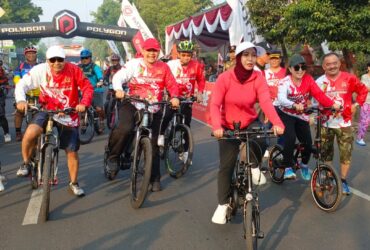 Teks: Wali kota, wakil wali kota Ketua DPRD kota Mojokerto saat mengikuti kegiatan Fun bike adventure.(blok-a.com/Syahrul Wijaya) Berita: Adv DPRD kota Mojokerto Judul: Reses Dikemas Fun Bike Adventure, DPRD Kota Mojokerto Ajak Warga Hidup Sehat Sekaligus Serap Aspirasi Mojokerto, blok-a.com – DPRD Kota Mojokerto mengemas kegiatan reses dengan konsep berbeda melalui Fun Bike Adventure dalam program One OPD One Event. Ribuan peserta dari berbagai daerah di Jawa Timur memadati halaman Kantor DPRD Kota Mojokerto di Jalan Raya Surodinawan, Kecamatan Prajuritkulon, Minggu (28/6/2026). Kegiatan yang menjadi bagian dari peringatan Hari Jadi ke-108 Kota Mojokerto itu mengambil dua rute, yakni rute pendek dan rute panjang, dengan titik akhir di Taman Bahari Majapahit (TBM), Kelurahan Rejoto, Kecamatan Prajuritkulon. Hadir dalam kegiatan tersebut Wali Kota Mojokerto Ika Puspitasari, Wakil Wali Kota Mojokerto, jajaran Forkopimda, Ketua DPRD Kota Mojokerto Ery Purwanti, Sekretaris DPRD Kota Mojokerto Ruby Hartoyo, serta ribuan peserta gowes dari berbagai kabupaten/kota di Jawa Timur. Wali Kota Mojokerto, Ika Puspitasari, mengatakan kegiatan Fun Bike Adventure menjadi bagian dari kampanye membudayakan pola hidup sehat di tengah masyarakat. Menurutnya, bersepeda bukan hanya olahraga, tetapi juga bentuk kepedulian terhadap lingkungan melalui pengurangan penggunaan bahan bakar minyak (BBM). "Saya bersyukur seluruh peserta bisa hadir dalam Fun Bike Adventure memperingati Hari Jadi ke-108 Kota Mojokerto. Gowes merupakan salah satu pola hidup sehat yang harus terus kita gelorakan untuk seluruh warga Kota Mojokerto," ujarnya. Ika menjelaskan, Pemerintah Kota Mojokerto juga telah menerapkan program penggunaan sepeda setiap hari Jumat bagi aparatur sebagai upaya mengurangi konsumsi BBM sekaligus mengajak masyarakat membiasakan hidup sehat. "Setiap hari Jumat kami menerapkan program berangkat kerja menggunakan sepeda. Ini merupakan kampanye agar masyarakat tetap sehat dalam beraktivitas sekaligus ikut mengurangi penggunaan BBM. Mari kita gowes bersama dan gelorakan semangat hidup sehat," katanya. Sementara itu, Ketua DPRD Kota Mojokerto Ery Purwanti mengatakan kegiatan tersebut merupakan agenda DPRD dalam memeriahkan Hari Jadi Kota Mojokerto sekaligus mengajak masyarakat membudayakan olahraga bersepeda. Menurutnya, peserta tidak hanya berasal dari Kota Mojokerto, tetapi juga dari berbagai daerah di Jawa Timur sehingga diharapkan semangat hidup sehat dapat menyebar lebih luas. "Fun Bike Adventure ini kami selenggarakan untuk membudayakan hidup sehat, baik bagi warga Kota Mojokerto maupun masyarakat luar daerah karena pesertanya berasal dari berbagai kabupaten di Jawa Timur," jelas Ery. Ia menambahkan, keberhasilan pelaksanaan kegiatan tidak lepas dari dukungan seluruh pihak yang ikut berpartisipasi menyukseskan agenda DPRD tersebut. Selain mengampanyekan hidup sehat, kegiatan gowes juga menjadi bentuk edukasi kepada masyarakat mengenai pentingnya penghematan energi. "Kami memilih kegiatan fun bike karena kita harus mulai menghemat energi dan penggunaan BBM. Salah satu langkah nyata adalah dengan membiasakan bersepeda. Harapannya semangat hidup sehat sekaligus hemat energi ini bisa terus digelorakan di Kota Mojokerto maupun Jawa Timur," tegasnya. Di sisi lain, Sekretaris DPRD Kota Mojokerto Ruby Hartoyo menjelaskan kegiatan tersebut merupakan implementasi program One OPD One Event yang digagas Wali Kota Mojokerto. Sekretariat DPRD memilih mengkolaborasikan agenda reses dengan kegiatan olahraga agar lebih dekat dengan masyarakat. "Setiap OPD diwajibkan memiliki satu event. Karena di DPRD ada agenda reses, maka kami mengemasnya bersama olahraga sehingga masyarakat bisa ikut berpartisipasi secara luas," ujarnya. Ruby menerangkan, reses merupakan sarana anggota DPRD menyerap aspirasi masyarakat yang nantinya akan dihimpun menjadi pokok-pokok pikiran (pokir) DPRD. Seluruh usulan tersebut kemudian dipadukan dengan hasil Musyawarah Perencanaan Pembangunan (Musrenbang) dari tingkat kelurahan, kecamatan hingga tingkat kota sebagai dasar penyusunan program pembangunan. "Melalui reses inilah aspirasi masyarakat ditampung. Hasilnya menjadi pokok-pokok pikiran DPRD yang nantinya dipadukan dengan usulan dari Musrenbang sehingga menjadi satu kesatuan dalam perencanaan pembangunan Kota Mojokerto," jelasnya. Ia menyebut antusiasme peserta sangat tinggi. Berdasarkan data panitia, sekitar 850 peserta tercatat secara resmi, sementara jumlah peserta yang hadir diperkirakan mencapai sekitar 1.000 orang karena banyak masyarakat ikut bergabung di luar peserta yang terdaftar. "Peserta datang dari berbagai daerah seperti Bojonegoro, Lamongan, Kediri, Sumenep dan sejumlah daerah lainnya. Bahkan dari Bojonegoro saja sekitar 80 peserta. Ini menunjukkan kegiatan ini mendapat sambutan luar biasa," ungkap Ruby. Menurutnya, selain memperkenalkan program reses kepada masyarakat, kegiatan tersebut juga menjadi ajang mempererat silaturahmi, mempromosikan Kota Mojokerto, sekaligus mendorong masyarakat menerapkan gaya hidup sehat melalui olahraga bersepeda.(Sya/adv)