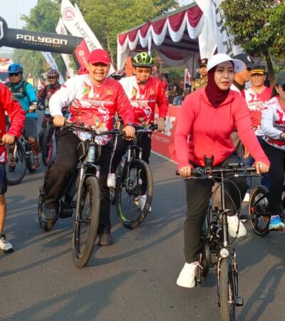 Teks: Wali kota, wakil wali kota Ketua DPRD kota Mojokerto saat mengikuti kegiatan Fun bike adventure.(blok-a.com/Syahrul Wijaya) Berita: Adv DPRD kota Mojokerto Judul: Reses Dikemas Fun Bike Adventure, DPRD Kota Mojokerto Ajak Warga Hidup Sehat Sekaligus Serap Aspirasi Mojokerto, blok-a.com – DPRD Kota Mojokerto mengemas kegiatan reses dengan konsep berbeda melalui Fun Bike Adventure dalam program One OPD One Event. Ribuan peserta dari berbagai daerah di Jawa Timur memadati halaman Kantor DPRD Kota Mojokerto di Jalan Raya Surodinawan, Kecamatan Prajuritkulon, Minggu (28/6/2026). Kegiatan yang menjadi bagian dari peringatan Hari Jadi ke-108 Kota Mojokerto itu mengambil dua rute, yakni rute pendek dan rute panjang, dengan titik akhir di Taman Bahari Majapahit (TBM), Kelurahan Rejoto, Kecamatan Prajuritkulon. Hadir dalam kegiatan tersebut Wali Kota Mojokerto Ika Puspitasari, Wakil Wali Kota Mojokerto, jajaran Forkopimda, Ketua DPRD Kota Mojokerto Ery Purwanti, Sekretaris DPRD Kota Mojokerto Ruby Hartoyo, serta ribuan peserta gowes dari berbagai kabupaten/kota di Jawa Timur. Wali Kota Mojokerto, Ika Puspitasari, mengatakan kegiatan Fun Bike Adventure menjadi bagian dari kampanye membudayakan pola hidup sehat di tengah masyarakat. Menurutnya, bersepeda bukan hanya olahraga, tetapi juga bentuk kepedulian terhadap lingkungan melalui pengurangan penggunaan bahan bakar minyak (BBM). "Saya bersyukur seluruh peserta bisa hadir dalam Fun Bike Adventure memperingati Hari Jadi ke-108 Kota Mojokerto. Gowes merupakan salah satu pola hidup sehat yang harus terus kita gelorakan untuk seluruh warga Kota Mojokerto," ujarnya. Ika menjelaskan, Pemerintah Kota Mojokerto juga telah menerapkan program penggunaan sepeda setiap hari Jumat bagi aparatur sebagai upaya mengurangi konsumsi BBM sekaligus mengajak masyarakat membiasakan hidup sehat. "Setiap hari Jumat kami menerapkan program berangkat kerja menggunakan sepeda. Ini merupakan kampanye agar masyarakat tetap sehat dalam beraktivitas sekaligus ikut mengurangi penggunaan BBM. Mari kita gowes bersama dan gelorakan semangat hidup sehat," katanya. Sementara itu, Ketua DPRD Kota Mojokerto Ery Purwanti mengatakan kegiatan tersebut merupakan agenda DPRD dalam memeriahkan Hari Jadi Kota Mojokerto sekaligus mengajak masyarakat membudayakan olahraga bersepeda. Menurutnya, peserta tidak hanya berasal dari Kota Mojokerto, tetapi juga dari berbagai daerah di Jawa Timur sehingga diharapkan semangat hidup sehat dapat menyebar lebih luas. "Fun Bike Adventure ini kami selenggarakan untuk membudayakan hidup sehat, baik bagi warga Kota Mojokerto maupun masyarakat luar daerah karena pesertanya berasal dari berbagai kabupaten di Jawa Timur," jelas Ery. Ia menambahkan, keberhasilan pelaksanaan kegiatan tidak lepas dari dukungan seluruh pihak yang ikut berpartisipasi menyukseskan agenda DPRD tersebut. Selain mengampanyekan hidup sehat, kegiatan gowes juga menjadi bentuk edukasi kepada masyarakat mengenai pentingnya penghematan energi. "Kami memilih kegiatan fun bike karena kita harus mulai menghemat energi dan penggunaan BBM. Salah satu langkah nyata adalah dengan membiasakan bersepeda. Harapannya semangat hidup sehat sekaligus hemat energi ini bisa terus digelorakan di Kota Mojokerto maupun Jawa Timur," tegasnya. Di sisi lain, Sekretaris DPRD Kota Mojokerto Ruby Hartoyo menjelaskan kegiatan tersebut merupakan implementasi program One OPD One Event yang digagas Wali Kota Mojokerto. Sekretariat DPRD memilih mengkolaborasikan agenda reses dengan kegiatan olahraga agar lebih dekat dengan masyarakat. "Setiap OPD diwajibkan memiliki satu event. Karena di DPRD ada agenda reses, maka kami mengemasnya bersama olahraga sehingga masyarakat bisa ikut berpartisipasi secara luas," ujarnya. Ruby menerangkan, reses merupakan sarana anggota DPRD menyerap aspirasi masyarakat yang nantinya akan dihimpun menjadi pokok-pokok pikiran (pokir) DPRD. Seluruh usulan tersebut kemudian dipadukan dengan hasil Musyawarah Perencanaan Pembangunan (Musrenbang) dari tingkat kelurahan, kecamatan hingga tingkat kota sebagai dasar penyusunan program pembangunan. "Melalui reses inilah aspirasi masyarakat ditampung. Hasilnya menjadi pokok-pokok pikiran DPRD yang nantinya dipadukan dengan usulan dari Musrenbang sehingga menjadi satu kesatuan dalam perencanaan pembangunan Kota Mojokerto," jelasnya. Ia menyebut antusiasme peserta sangat tinggi. Berdasarkan data panitia, sekitar 850 peserta tercatat secara resmi, sementara jumlah peserta yang hadir diperkirakan mencapai sekitar 1.000 orang karena banyak masyarakat ikut bergabung di luar peserta yang terdaftar. "Peserta datang dari berbagai daerah seperti Bojonegoro, Lamongan, Kediri, Sumenep dan sejumlah daerah lainnya. Bahkan dari Bojonegoro saja sekitar 80 peserta. Ini menunjukkan kegiatan ini mendapat sambutan luar biasa," ungkap Ruby. Menurutnya, selain memperkenalkan program reses kepada masyarakat, kegiatan tersebut juga menjadi ajang mempererat silaturahmi, mempromosikan Kota Mojokerto, sekaligus mendorong masyarakat menerapkan gaya hidup sehat melalui olahraga bersepeda.(Sya/adv)
