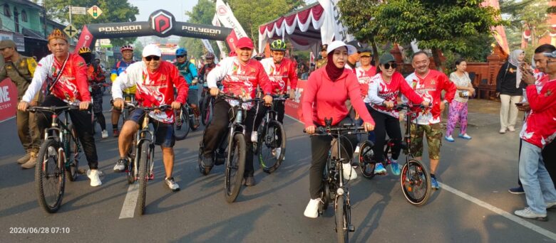 Teks: Wali kota, wakil wali kota Ketua DPRD kota Mojokerto saat mengikuti kegiatan Fun bike adventure.(blok-a.com/Syahrul Wijaya) Berita: Adv DPRD kota Mojokerto Judul: Reses Dikemas Fun Bike Adventure, DPRD Kota Mojokerto Ajak Warga Hidup Sehat Sekaligus Serap Aspirasi Mojokerto, blok-a.com – DPRD Kota Mojokerto mengemas kegiatan reses dengan konsep berbeda melalui Fun Bike Adventure dalam program One OPD One Event. Ribuan peserta dari berbagai daerah di Jawa Timur memadati halaman Kantor DPRD Kota Mojokerto di Jalan Raya Surodinawan, Kecamatan Prajuritkulon, Minggu (28/6/2026). Kegiatan yang menjadi bagian dari peringatan Hari Jadi ke-108 Kota Mojokerto itu mengambil dua rute, yakni rute pendek dan rute panjang, dengan titik akhir di Taman Bahari Majapahit (TBM), Kelurahan Rejoto, Kecamatan Prajuritkulon. Hadir dalam kegiatan tersebut Wali Kota Mojokerto Ika Puspitasari, Wakil Wali Kota Mojokerto, jajaran Forkopimda, Ketua DPRD Kota Mojokerto Ery Purwanti, Sekretaris DPRD Kota Mojokerto Ruby Hartoyo, serta ribuan peserta gowes dari berbagai kabupaten/kota di Jawa Timur. Wali Kota Mojokerto, Ika Puspitasari, mengatakan kegiatan Fun Bike Adventure menjadi bagian dari kampanye membudayakan pola hidup sehat di tengah masyarakat. Menurutnya, bersepeda bukan hanya olahraga, tetapi juga bentuk kepedulian terhadap lingkungan melalui pengurangan penggunaan bahan bakar minyak (BBM). "Saya bersyukur seluruh peserta bisa hadir dalam Fun Bike Adventure memperingati Hari Jadi ke-108 Kota Mojokerto. Gowes merupakan salah satu pola hidup sehat yang harus terus kita gelorakan untuk seluruh warga Kota Mojokerto," ujarnya. Ika menjelaskan, Pemerintah Kota Mojokerto juga telah menerapkan program penggunaan sepeda setiap hari Jumat bagi aparatur sebagai upaya mengurangi konsumsi BBM sekaligus mengajak masyarakat membiasakan hidup sehat. "Setiap hari Jumat kami menerapkan program berangkat kerja menggunakan sepeda. Ini merupakan kampanye agar masyarakat tetap sehat dalam beraktivitas sekaligus ikut mengurangi penggunaan BBM. Mari kita gowes bersama dan gelorakan semangat hidup sehat," katanya. Sementara itu, Ketua DPRD Kota Mojokerto Ery Purwanti mengatakan kegiatan tersebut merupakan agenda DPRD dalam memeriahkan Hari Jadi Kota Mojokerto sekaligus mengajak masyarakat membudayakan olahraga bersepeda. Menurutnya, peserta tidak hanya berasal dari Kota Mojokerto, tetapi juga dari berbagai daerah di Jawa Timur sehingga diharapkan semangat hidup sehat dapat menyebar lebih luas. "Fun Bike Adventure ini kami selenggarakan untuk membudayakan hidup sehat, baik bagi warga Kota Mojokerto maupun masyarakat luar daerah karena pesertanya berasal dari berbagai kabupaten di Jawa Timur," jelas Ery. Ia menambahkan, keberhasilan pelaksanaan kegiatan tidak lepas dari dukungan seluruh pihak yang ikut berpartisipasi menyukseskan agenda DPRD tersebut. Selain mengampanyekan hidup sehat, kegiatan gowes juga menjadi bentuk edukasi kepada masyarakat mengenai pentingnya penghematan energi. "Kami memilih kegiatan fun bike karena kita harus mulai menghemat energi dan penggunaan BBM. Salah satu langkah nyata adalah dengan membiasakan bersepeda. Harapannya semangat hidup sehat sekaligus hemat energi ini bisa terus digelorakan di Kota Mojokerto maupun Jawa Timur," tegasnya. Di sisi lain, Sekretaris DPRD Kota Mojokerto Ruby Hartoyo menjelaskan kegiatan tersebut merupakan implementasi program One OPD One Event yang digagas Wali Kota Mojokerto. Sekretariat DPRD memilih mengkolaborasikan agenda reses dengan kegiatan olahraga agar lebih dekat dengan masyarakat. "Setiap OPD diwajibkan memiliki satu event. Karena di DPRD ada agenda reses, maka kami mengemasnya bersama olahraga sehingga masyarakat bisa ikut berpartisipasi secara luas," ujarnya. Ruby menerangkan, reses merupakan sarana anggota DPRD menyerap aspirasi masyarakat yang nantinya akan dihimpun menjadi pokok-pokok pikiran (pokir) DPRD. Seluruh usulan tersebut kemudian dipadukan dengan hasil Musyawarah Perencanaan Pembangunan (Musrenbang) dari tingkat kelurahan, kecamatan hingga tingkat kota sebagai dasar penyusunan program pembangunan. "Melalui reses inilah aspirasi masyarakat ditampung. Hasilnya menjadi pokok-pokok pikiran DPRD yang nantinya dipadukan dengan usulan dari Musrenbang sehingga menjadi satu kesatuan dalam perencanaan pembangunan Kota Mojokerto," jelasnya. Ia menyebut antusiasme peserta sangat tinggi. Berdasarkan data panitia, sekitar 850 peserta tercatat secara resmi, sementara jumlah peserta yang hadir diperkirakan mencapai sekitar 1.000 orang karena banyak masyarakat ikut bergabung di luar peserta yang terdaftar. "Peserta datang dari berbagai daerah seperti Bojonegoro, Lamongan, Kediri, Sumenep dan sejumlah daerah lainnya. Bahkan dari Bojonegoro saja sekitar 80 peserta. Ini menunjukkan kegiatan ini mendapat sambutan luar biasa," ungkap Ruby. Menurutnya, selain memperkenalkan program reses kepada masyarakat, kegiatan tersebut juga menjadi ajang mempererat silaturahmi, mempromosikan Kota Mojokerto, sekaligus mendorong masyarakat menerapkan gaya hidup sehat melalui olahraga bersepeda.(Sya/adv)
